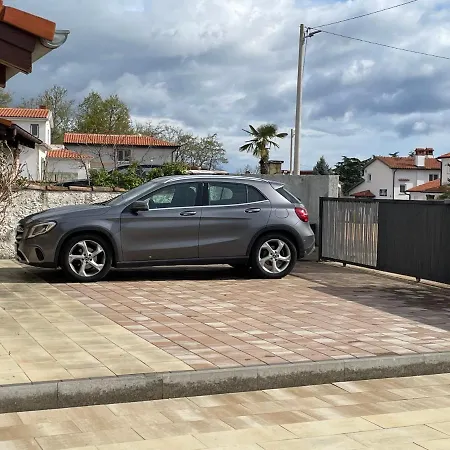 Leonore Mit Beheizbarem Pool בית נופש