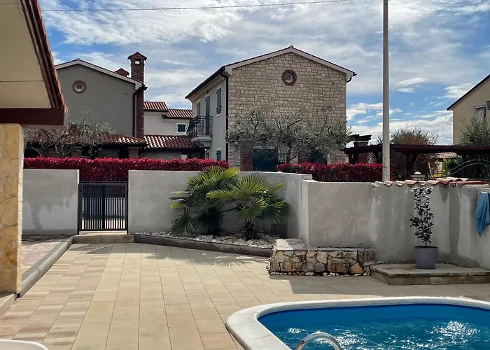 Leonore Mit Beheizbarem Pool * Porec